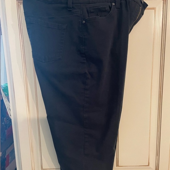 Ladies Gloria Vanderbilt capris Amanda style size 12 black. Has pockets - Picture 2 of 4